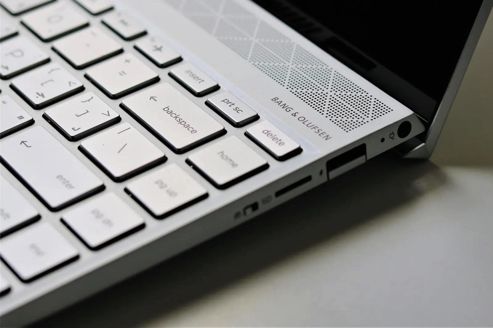 Weboldalkészítés Körmenden — laptop egy világos munkaasztalon